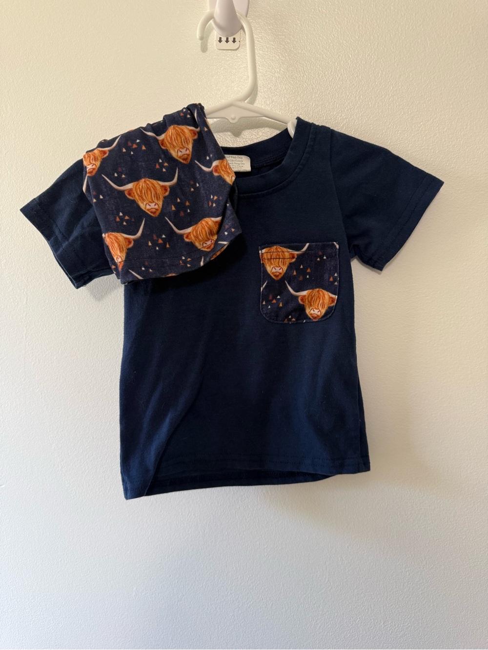 Highland Cow Navy Blue Short-Sleeve Tee with Patterned Pocket
